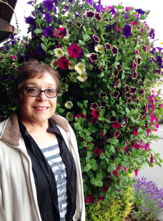 This image has an empty alt attribute; its file name is 19.7.13-jy-flowers.jpg